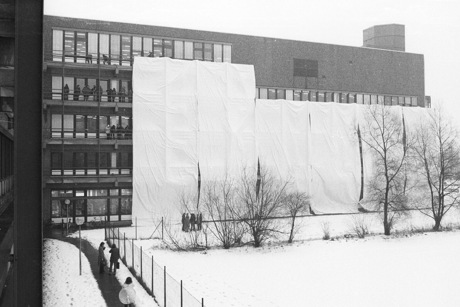 Verhüllaktion des damals sogenannten Allgemeinen Verfügungsgebäudes (AVZ)